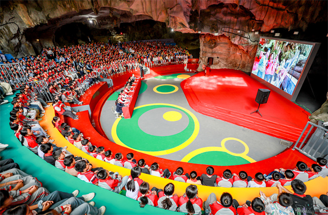 亚星管理平台·覃排小学溶洞礼堂启用仪式暨第十二届“爱心妈妈”公益助学活动圆满举行